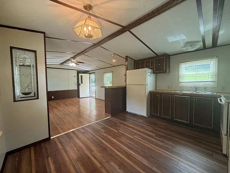 133 Patricia Ln — Photo 6