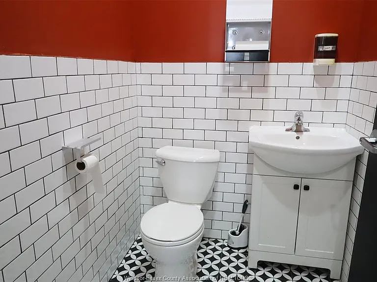 421 Sandwich St S #2 — Photo 7
