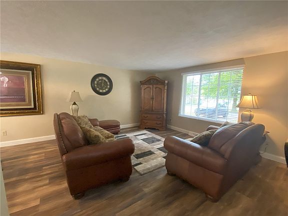 3rd image of 660 Lyle Dr