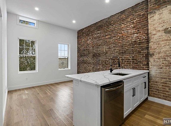 4th image of 27 Corbin Ave Floor 2L