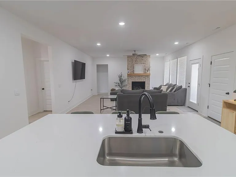 112 S Broyles Ave — Photo 7