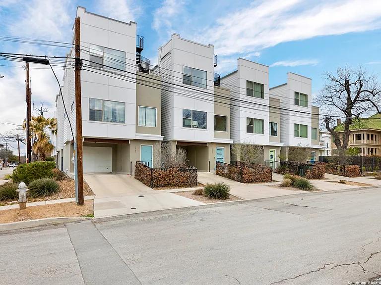 223 W Laurel — Photo 1