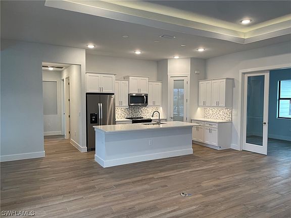 3rd image of 909 NE 11th Terrace Cpe