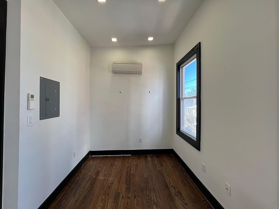 2nd image of 76 Vroom St #3