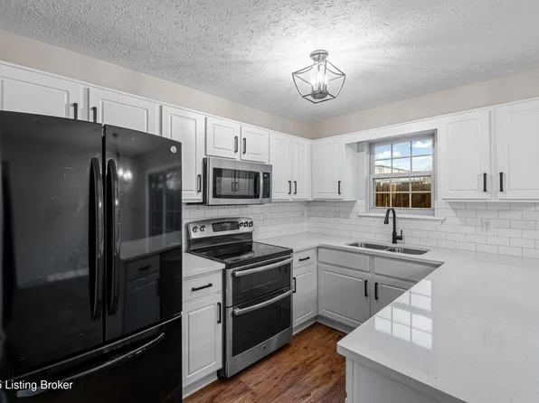 8370 Grand Trevi Dr, Louisville, KY 40228