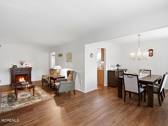 5th image of 252 Martine Way