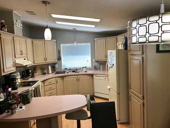 Kitchen / Breakfast Bar