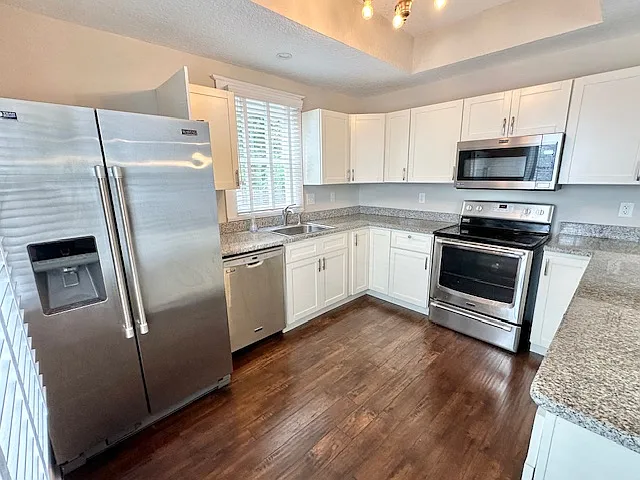 305 W 9th St — Photo 17