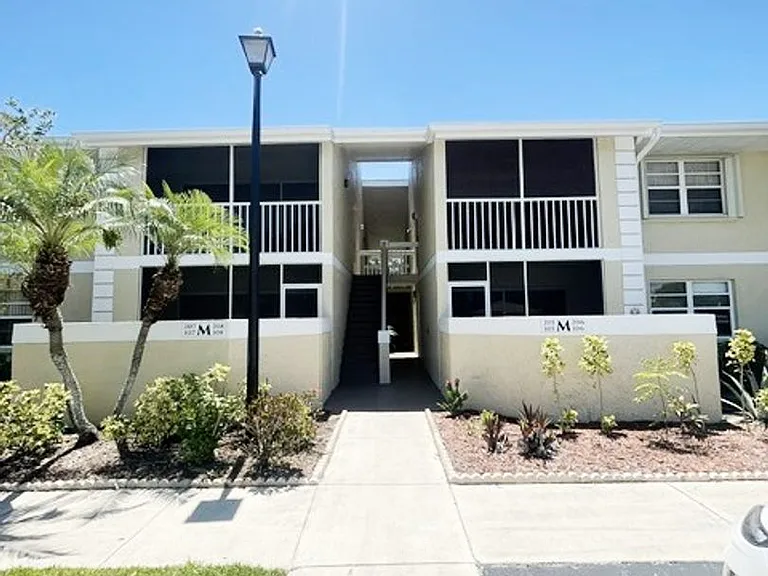 1548 SE Royal Green Cir #M-108 — Photo 1