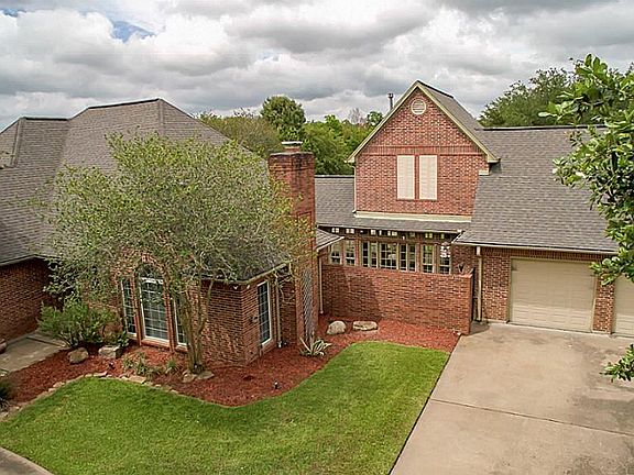 3rd image of 105 Garden Dr