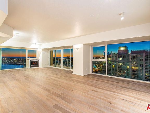 4th image of 13600 Marina Pointe Dr Unit 1911