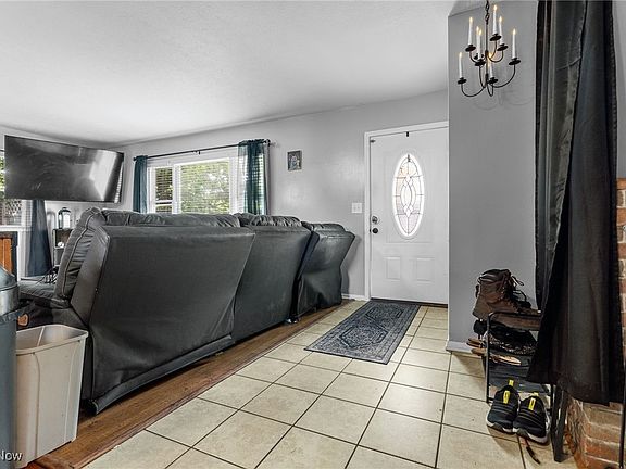 5th image of 210 House Ct