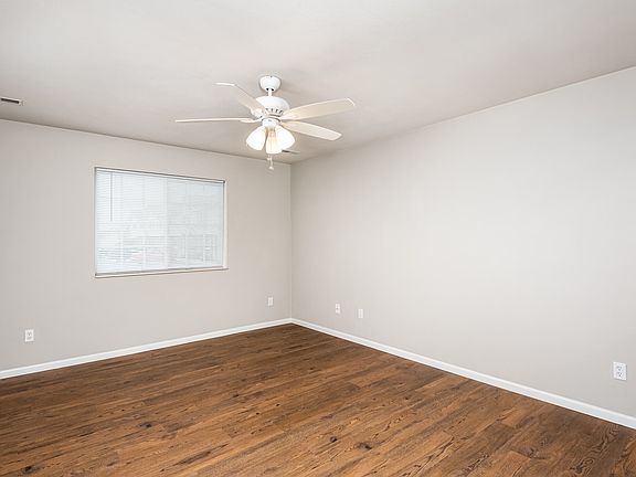 5th image of 740 Fountain View Dr APT E