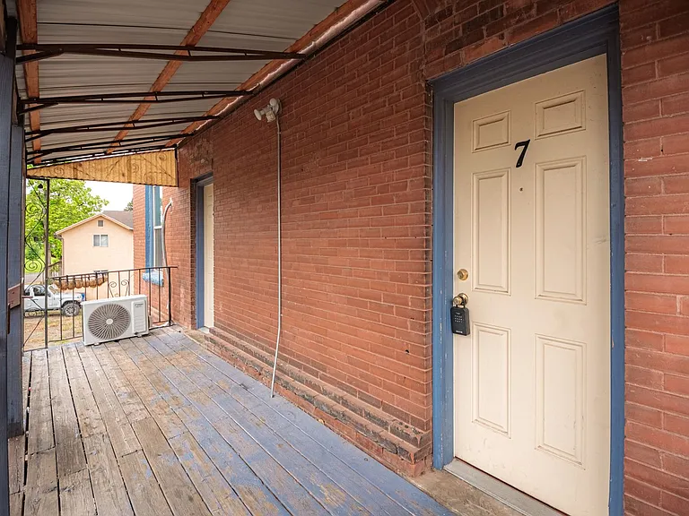 207 Midway Ave — Photo 25