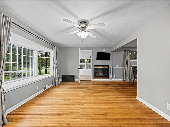 4th image of 1566 Crittenden Rd