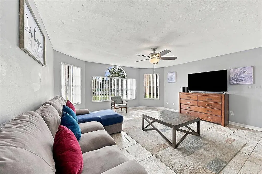 3 bed, 1220 sqft, $2,300 — Photo 2