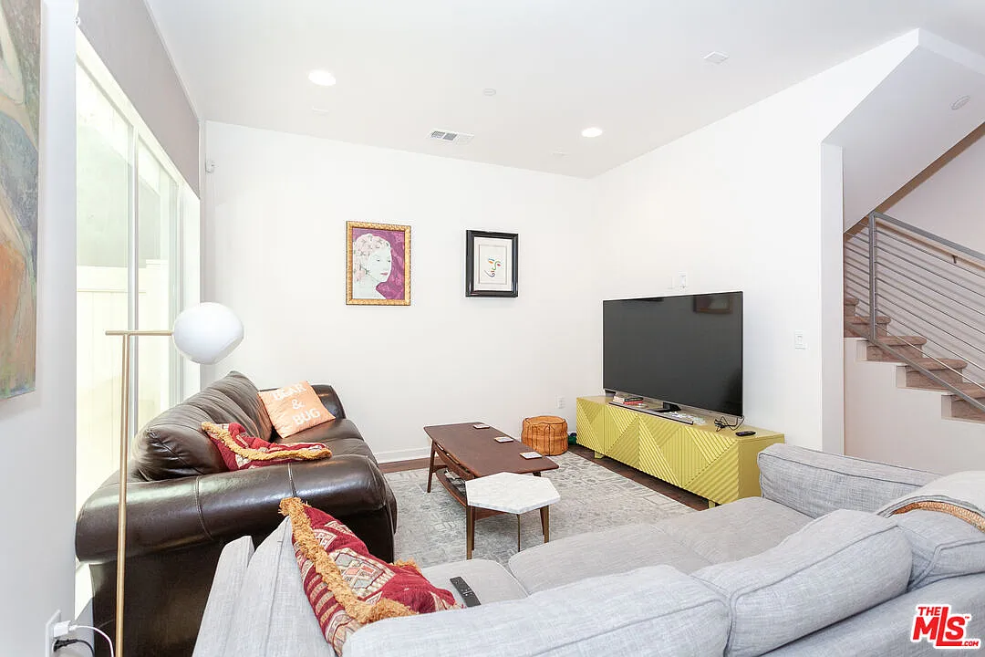 2 bed, 2.0 bath, 1309 sqft, $4,500 — Photo 3