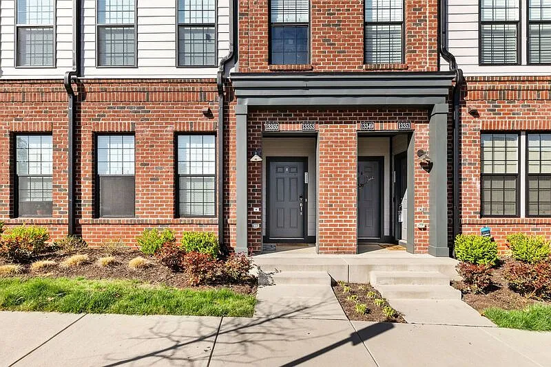 3 bed, 2.5 bath, 2317 sqft, $2,749 — Photo 2