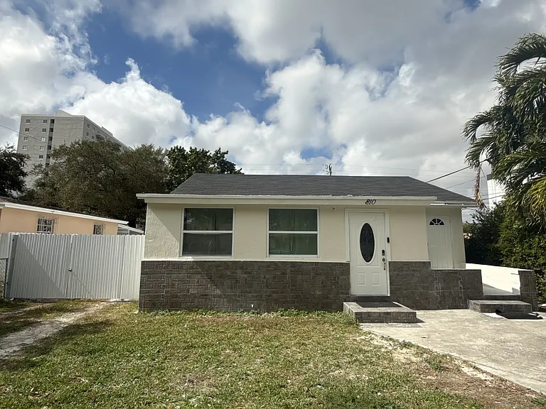 810 NW 21st Ct — Photo 24