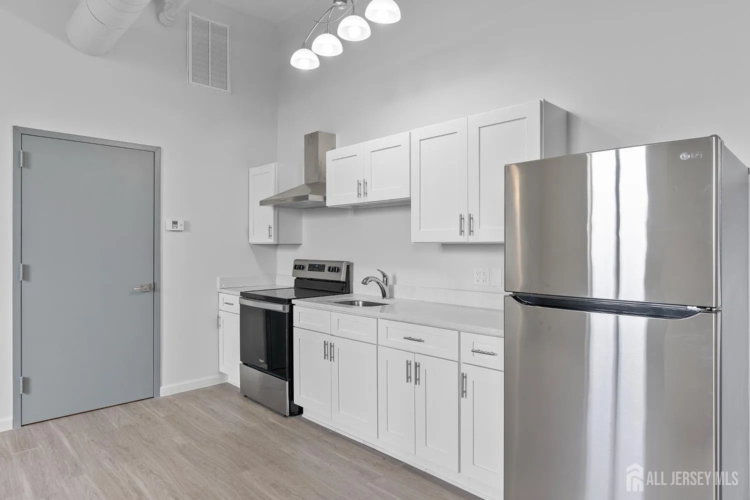 1 bed, 1.0 bath, 24249 sqft, $2,100 — Photo 3