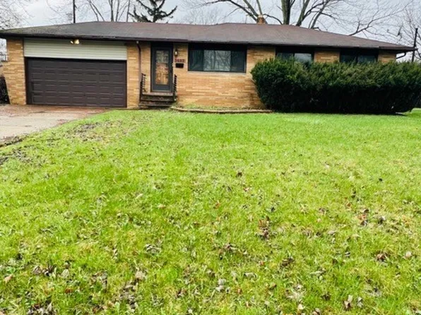 5692 Meadow Ln, Bedford Heights, OH 44146