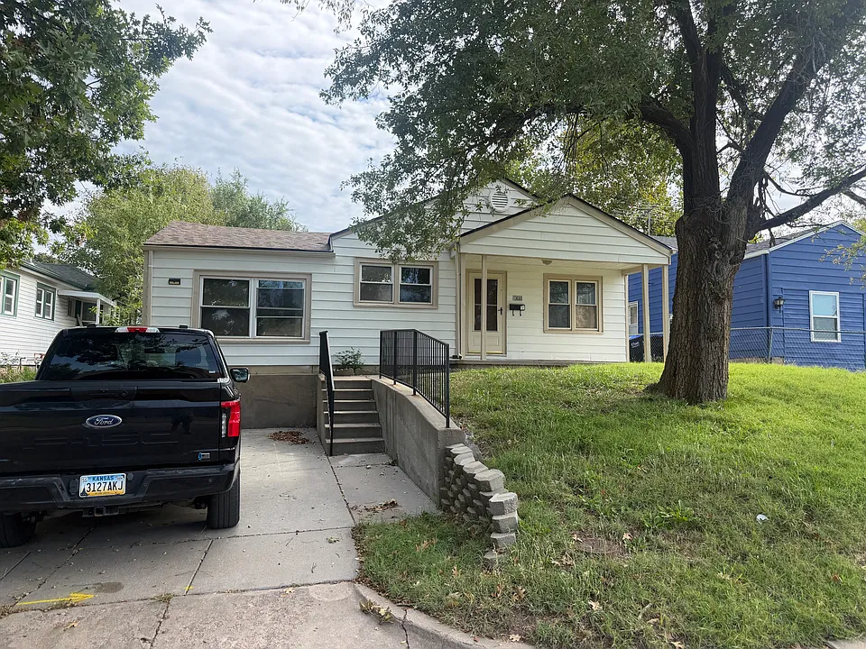 1930 N Volutsia Ave