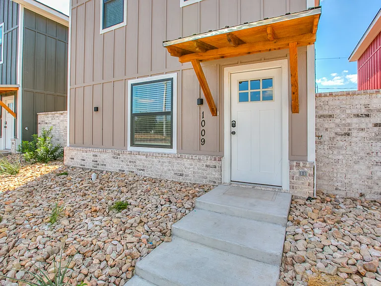 1009 Holiday Dr — Photo 28