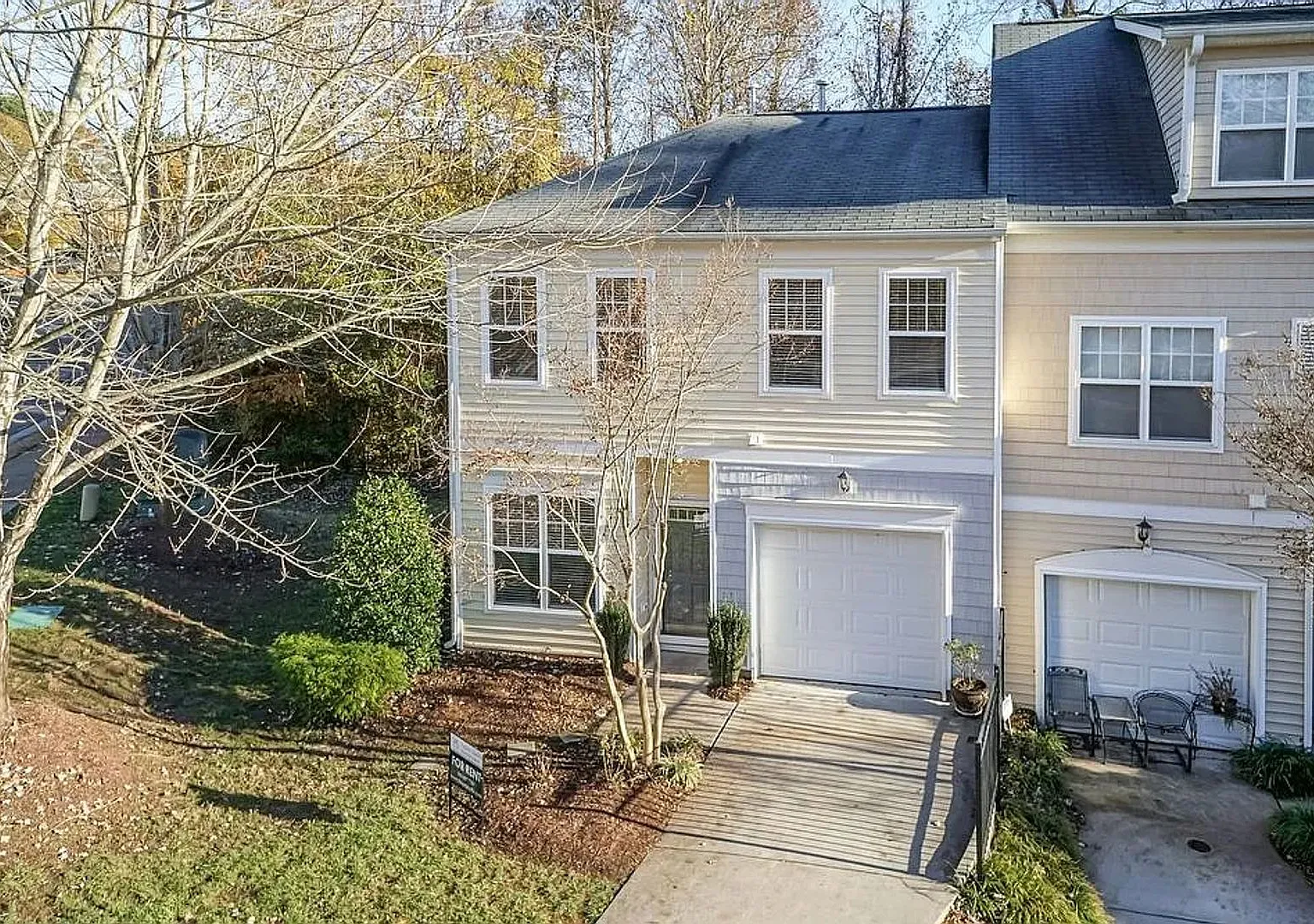 3 Bedroom Townhome with Garage - Walk to Downtown Wake Forest! — Photo 2