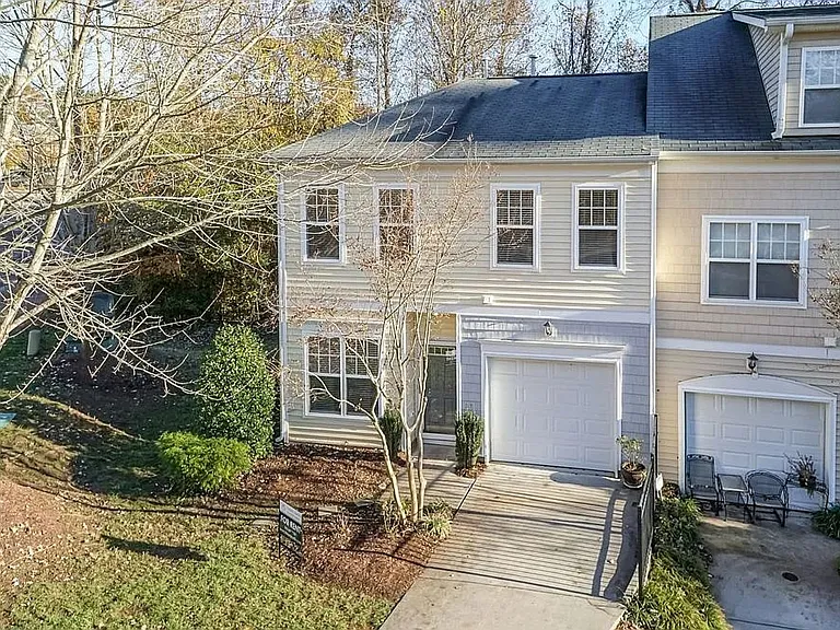 546 Elm Ave — Photo 2