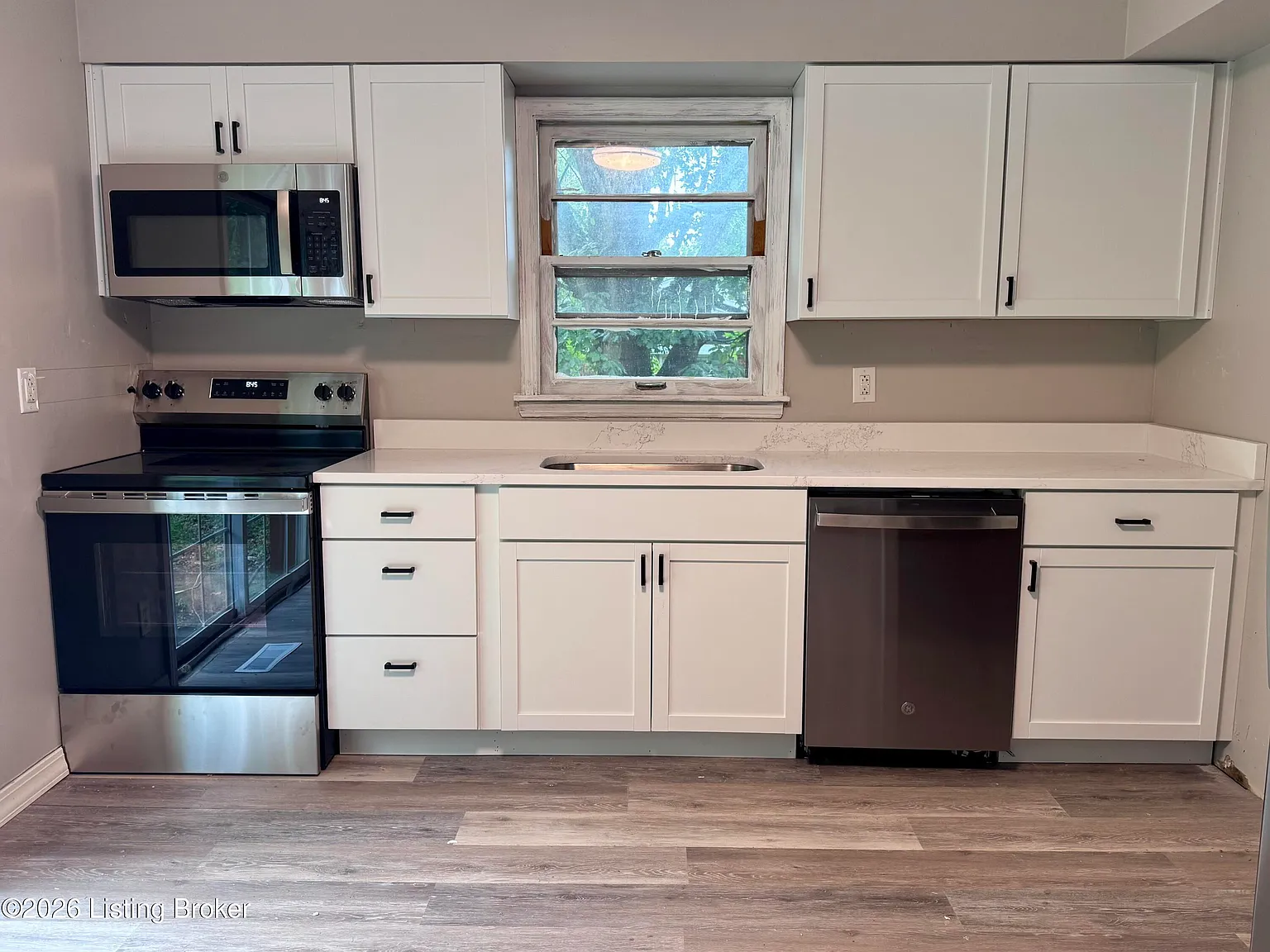 4 bed, 2.0 bath, 1900 sqft, $1,800 — Photo 4