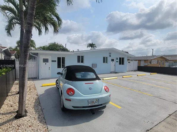 1039 W 23rd St, Hialeah, FL 33010