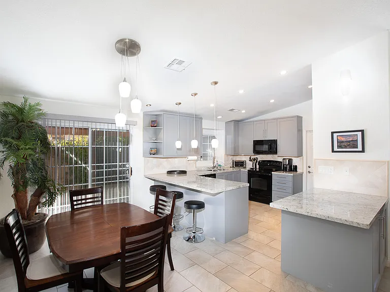 51880 Avenida Madero #51880 — Photo 4