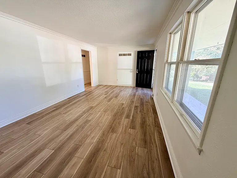 1827 Georgia St — Photo 5