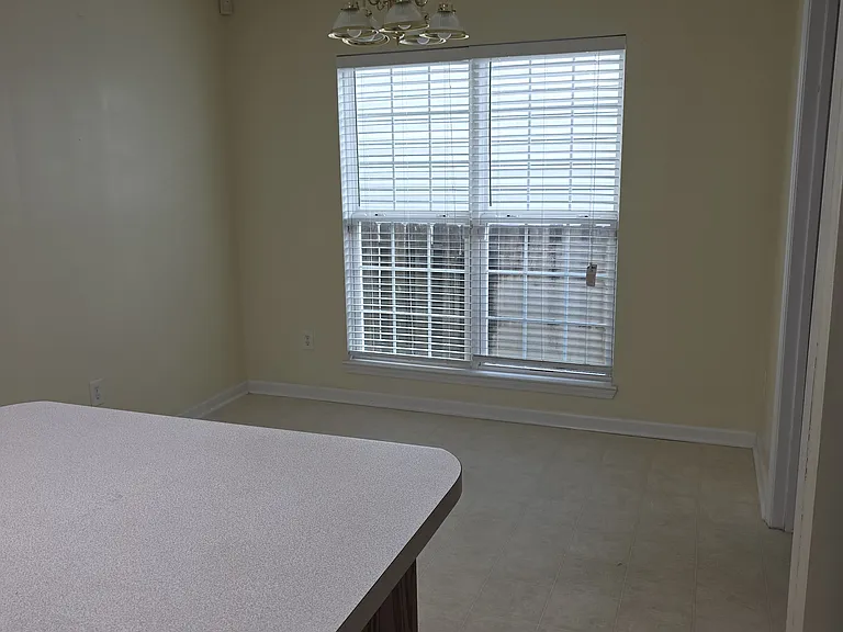 907 Hopkins St — Photo 5