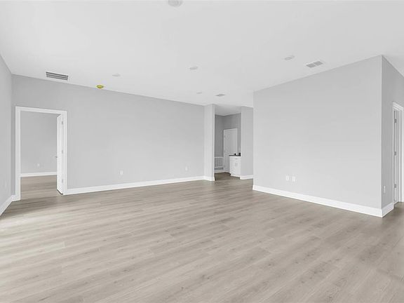 3rd image of 429 LOVELAND BOULEVARD