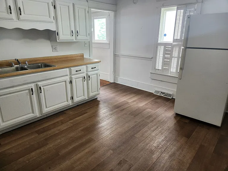 806 W John St — Photo 5