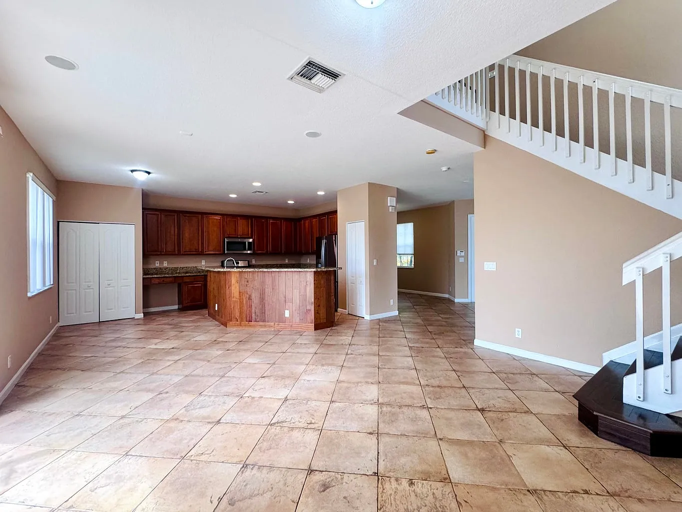 4 bed, 2537 sqft, $3,400 — Photo 3