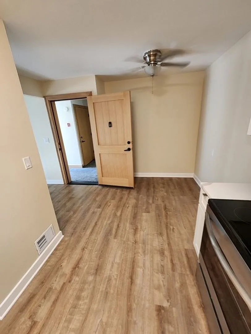 141 Morris St - 8 Unit — Photo 2