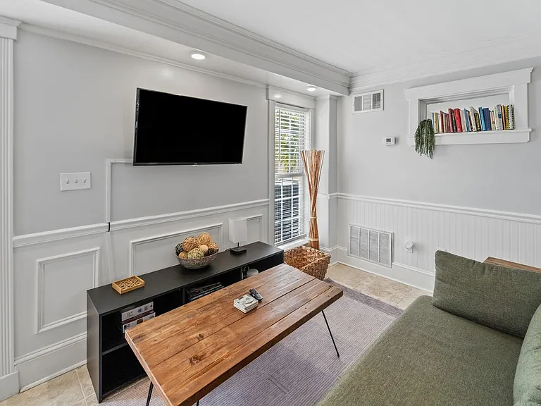 1010 E Victory Dr E #1 — Photo 3