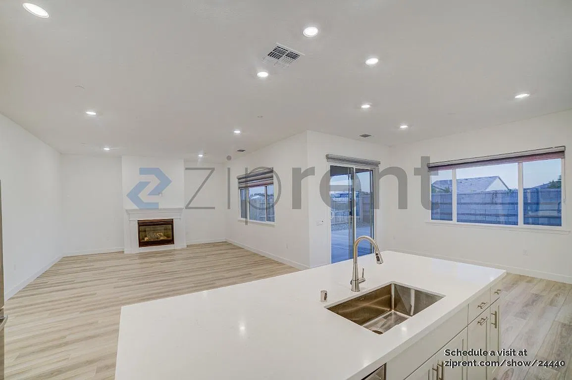 3 bed, 2.5 bath, 1800 sqft, $2,964 — Photo 3