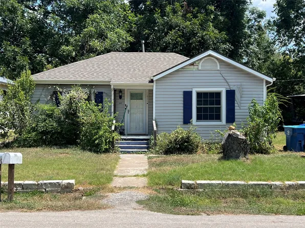 107 W 7th St, Elgin, TX 78621
