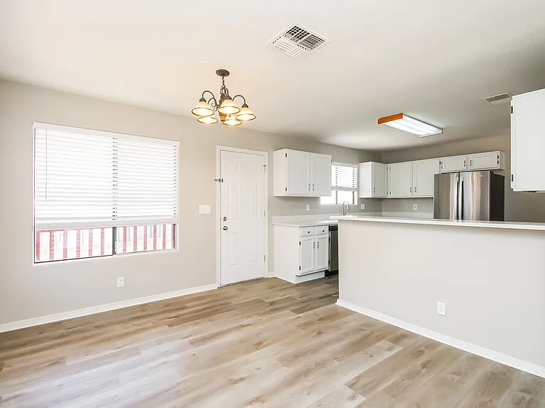 555 W Spur Ave — Photo 7