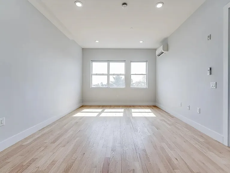 Crystal Cambridge — Photo 15