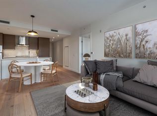 5693 Elizabeth St #207, Vancouver, BC V5Y 3K1