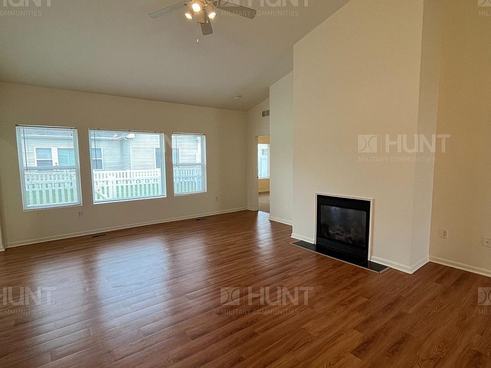 3703 Great Lakes Dr, Great Lakes, IL 60088 Zillow