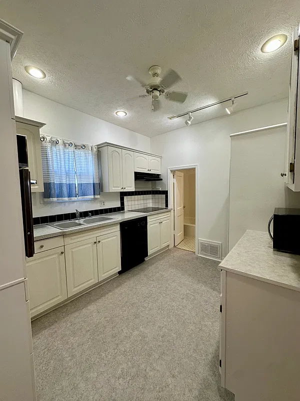 Charming 2 Bedroom House on Hanscom Boulevard — Photo 3