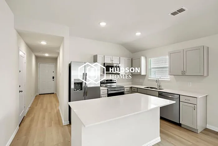 4 bed, 2.0 bath, 1571 sqft, $1,549 — Photo 4