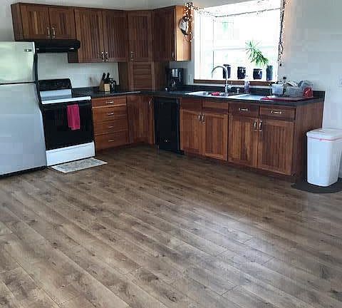 SPACIOUS KITCHEN LIVING 