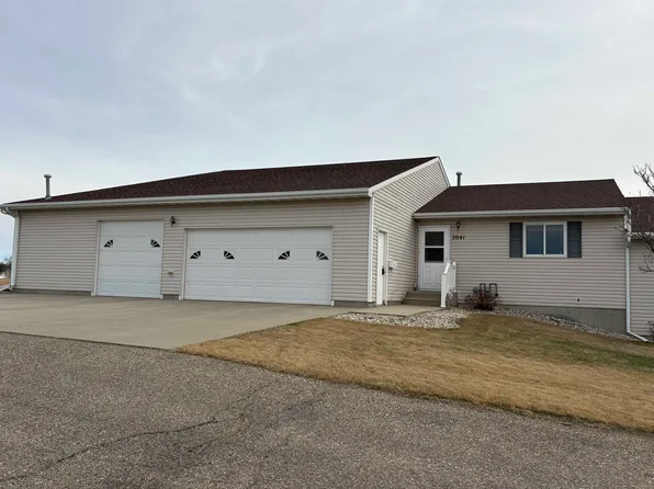 2041 Lakeside St, Minot, ND 58703