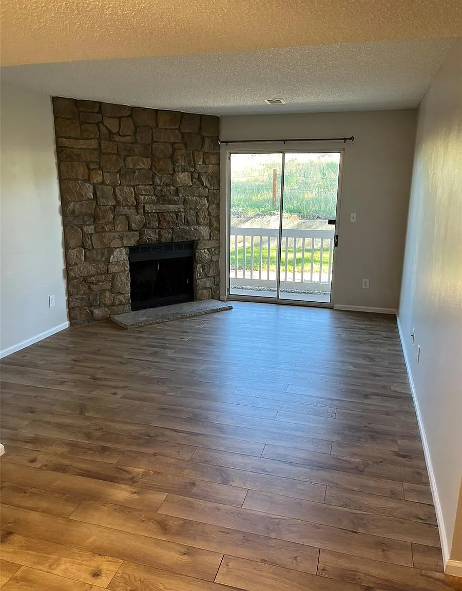 1 bed, 1.0 bath, 588 sqft, $1,295 — Photo 2